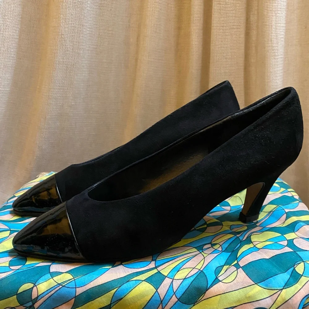 Beautiful Vintage Suede and Patent Leather Heels - Size 8, 3 inch heel - Picture 6 of 13